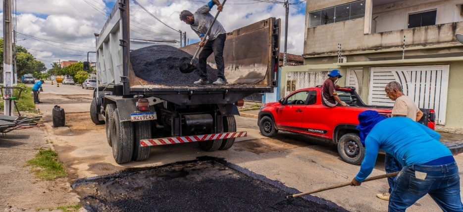 Prefeitura inicia recuperao das vias com a operao tapa-buracos em Eunpolis